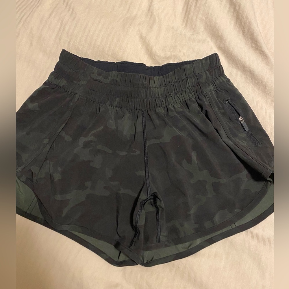 Lululemon - BNWOT Tracker LR Lined short 4”